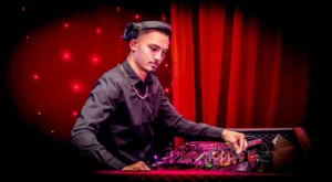 DJ Raw-E in rode spotlights