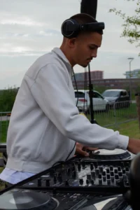 DJ Raw-E buiten aan het draaien