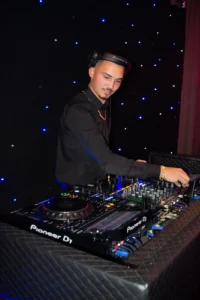 DJ Raw-E aan het draaien