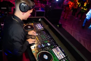 DJ Raw-E aan het draaien