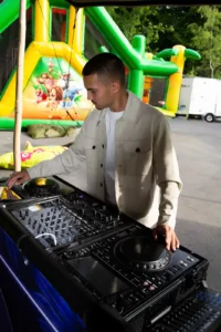 DJ Raw-E op bedrijfsfeest Zoet services