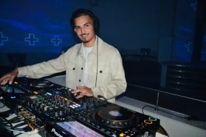 Raw-E in Supperclub achter de DJ-set