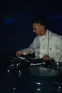 Raw-E in het donker achter de DJ-set