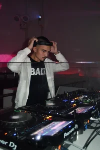 Raw-E met koptelefoon in Supperclub