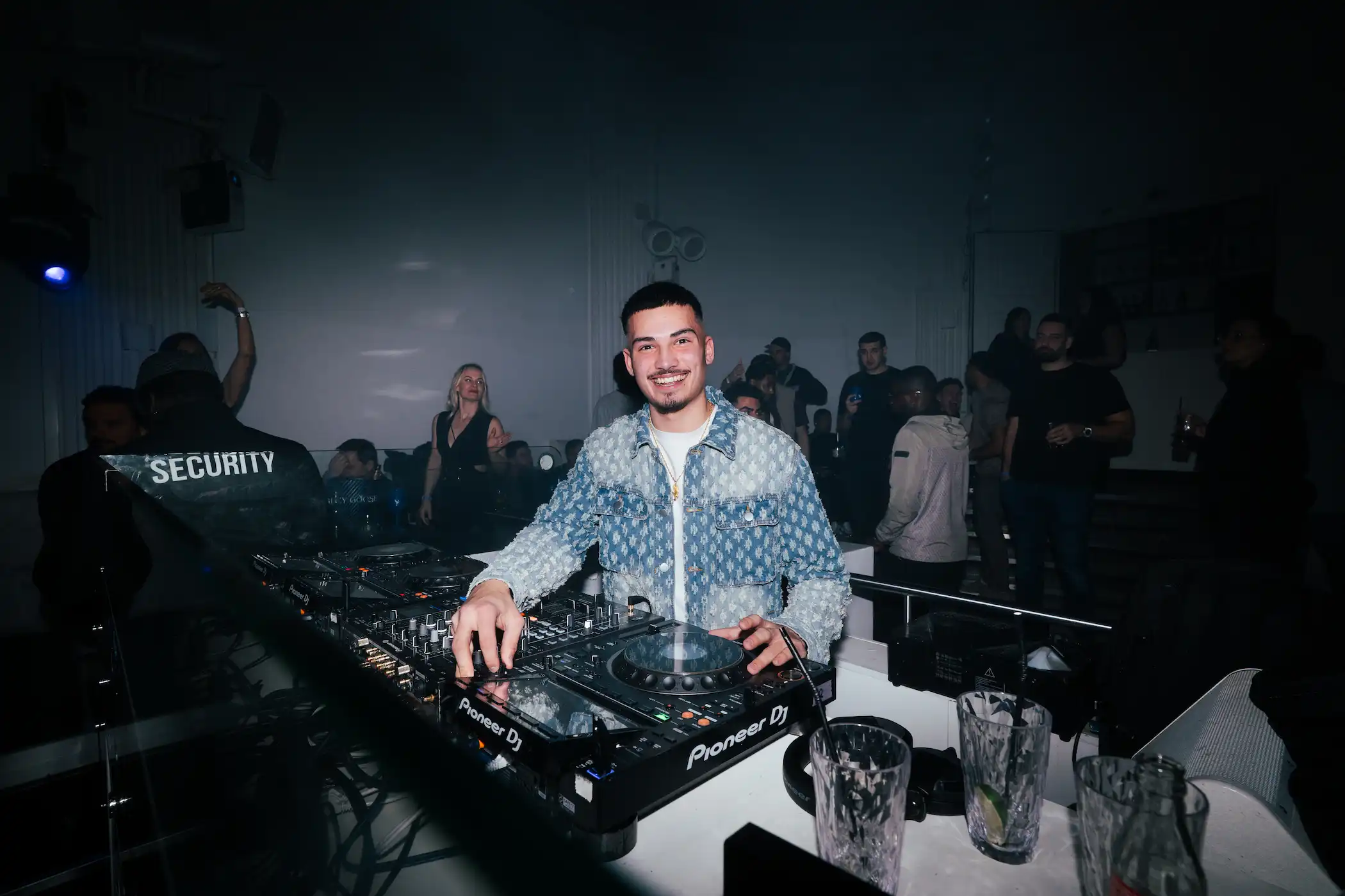 IMG_5218 DJ Raw-e in supperclub achter de DJ booth